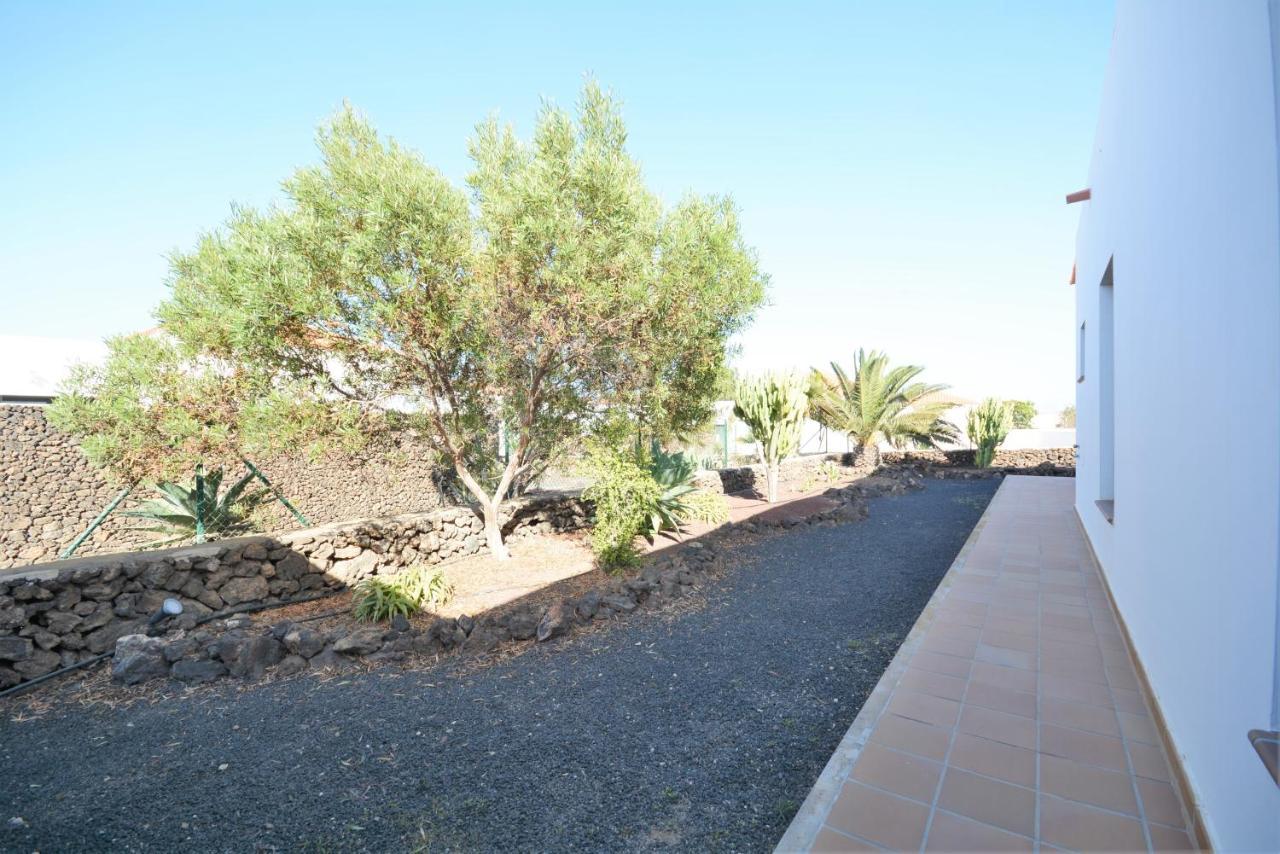 Beautiful Spacious Villa With Private Heated Pool In Lajares Kültér fotó