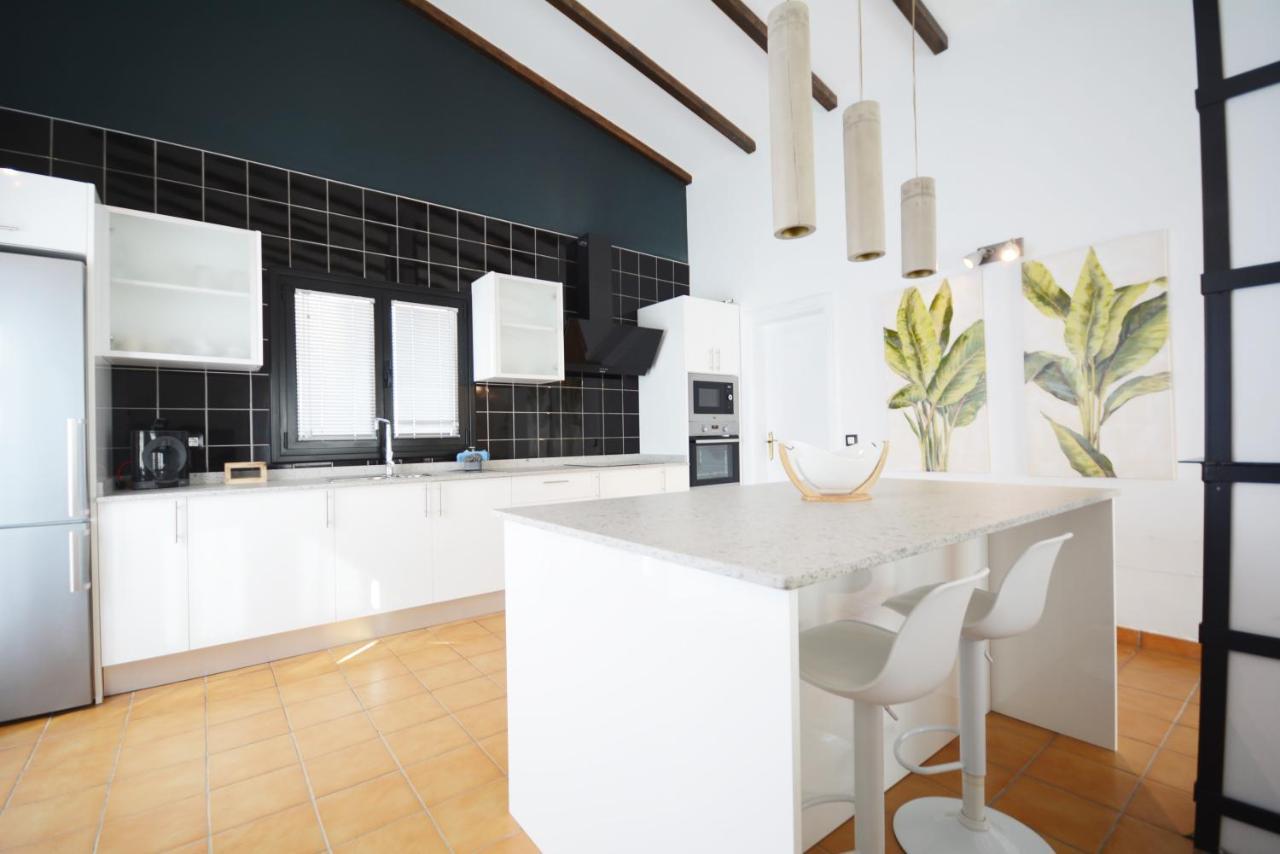 Beautiful Spacious Villa With Private Heated Pool In Lajares Kültér fotó