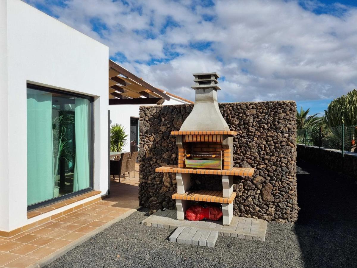 Beautiful Spacious Villa With Private Heated Pool In Lajares Kültér fotó